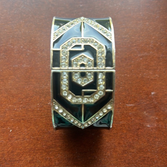 VINTAGE ART DÉCO BLACK ENAMEL CLAMPER BANGLE HINGED GOLD TONE RHINESTONED - Picture 7 of 9